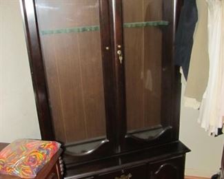 Locking gun cabinet