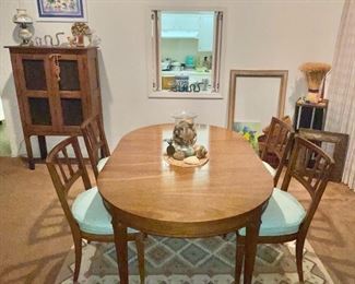 Drexel Triune leg dining table + 4 chairs
Woven Southwest dhurrie  rug 
