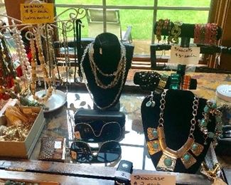 Several unusual jewelry pieces 