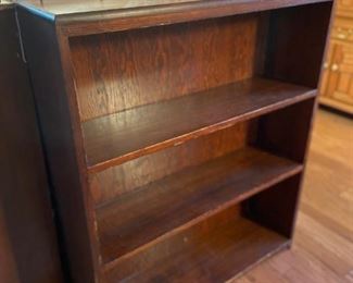 Wooden bookcases (quantity 2)