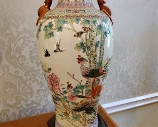 Chinese Vase with Dragon Details