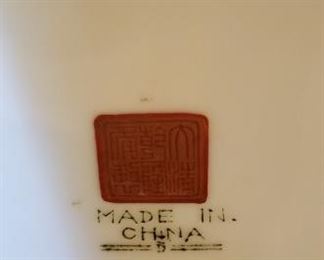 Chinese Vase with Dragon Details