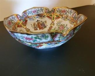 Chinese Famille Rose Medallion Scalloped Bowl
