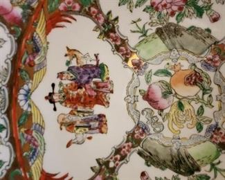 Chinese Famille Rose Medallion Scalloped Bowl