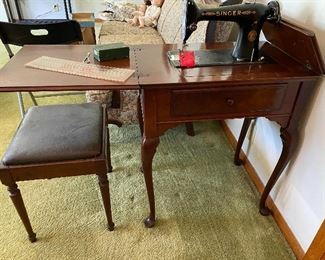 Beautiful singer sewing machine and cabinet
Furniture Can be purchased early