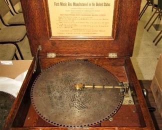 Regina Oak 15.5″ Disc Music Box