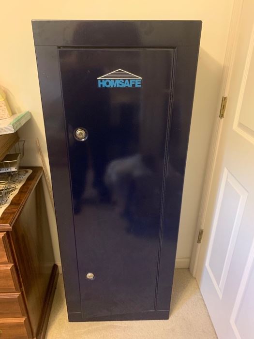 This is a standing gun safe made by HomeSafe. It has two locking mechanisms that lock with barrel keys that are included. The safe is in good condition and has an upper shelf for ammo and pistol storage 21x10x55 https://ctbids.com/#!/description/share/974514
