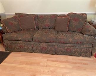 Floral Thomasville sofa is in great condition. Comfy and clean! 91 x 36 x 31” https://ctbids.com/#!/description/share/974630