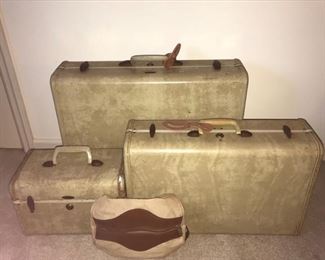 Check out this awesome set of vintage Samsonite luggage! Includes 2 suitcases, a makeup travel case and a small pouch. Suitcase does show some wear and there is some staining on linings. Click here to see how to Repurpose Old Suitcases  https://ctbids.com/#!/description/share/974460