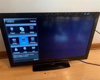 A Vizio 32 in HDTV with remote. Remotes buttons are in good condition and the Tv buttons and menus work fine. https://ctbids.com/#!/description/share/974567