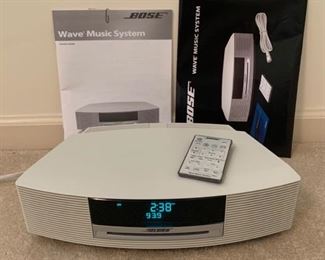 This is a Bose Wave Music System. Featuring AM/FM radio Integrated CD player and Aux option. Comes with instructions and 2 remotes with power cord. https://ctbids.com/#!/description/share/974470