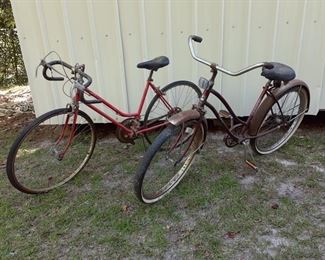 2 vintage men's bikes. The Murray Monterey bike looks to be in good condition with rust. Needs new tires. Seat is set approximately 32" high and handlebars are 40" high. Schwinn bike is solid with some rust. Seat is approximately 35" high and handlebars are 36" high. Needs tires. Both bikes just need some TLC. https://ctbids.com/#!/description/share/974503