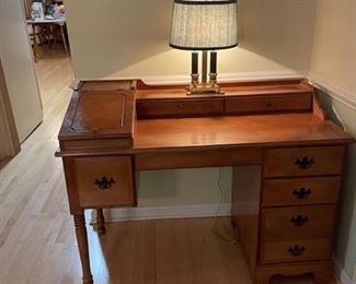 Quaint desk with lamp included. Desk: 46 x 22 x 36 Lamp: 17 x 6 https://ctbids.com/#!/description/share/974615