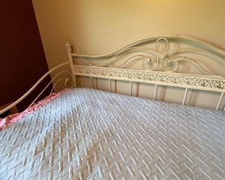 Very Nice Day Bed w/mattress and bedding