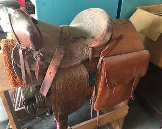 Saddle, stand and saddle bag. 