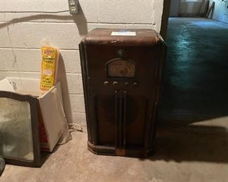 OLD RADIO IN NEED OF HELP
