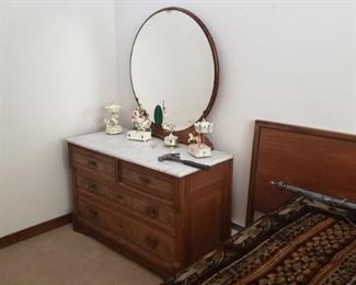 Antique dresser w/round mirror