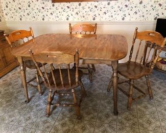 Formica topped kitchen table and 4 chairs and 2 leafs
