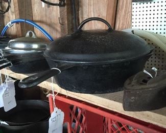 Deep fryer with lid. 