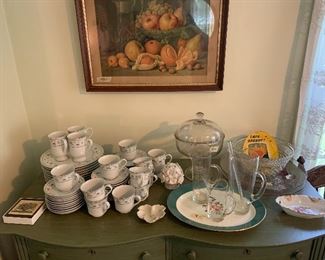 Chinaware and other assorted glassware. 