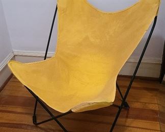 Iconic Mid-Century Butterfly Knoll Metal Chair

Hairpin iron frame with original yellow canvas seat.  

34.5" high.