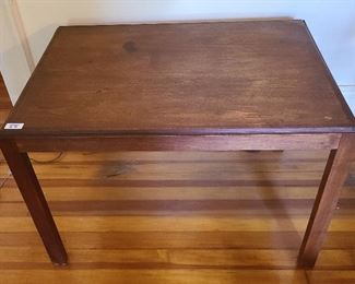 Mid Century Modern Wood Side End Table

21" x 30" x 20" nice wood end table height MCM table.