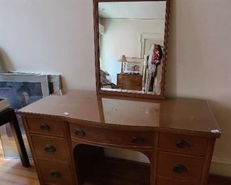 1950's Ladies Dresser Vanity With Mirror

matching mirror and 7 drawers.  Good used condition with some ware. Protective glass on the top.  Maple wood.

Measures 48" x 30"