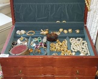 
Vintage costume jewelry and wood jewelry box.  All in good condition.  Preview for further details/condition
