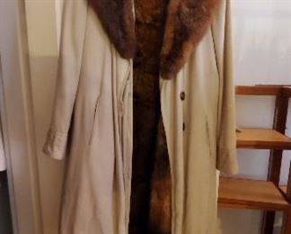 Vintage women's trench coat with fur collar and liner, also comes with antique fur collar
 Preview for size and further details. Most of the women's clothing is 8-12
