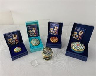 5 vintage Halcyon enamel boxes all in very good shape, missing one outer box.  

Preview for styles, sizes and more details