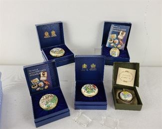 5 Nice Vintage Halcyon Battersea Enamel Boxes

Lovely patch boxes in outer boxes.  Preview for condition, sizes and styles