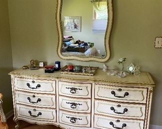 Drexel Dresser and Mirror (quality furniture) 