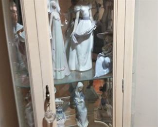 Cabinet with Lladro pieces 