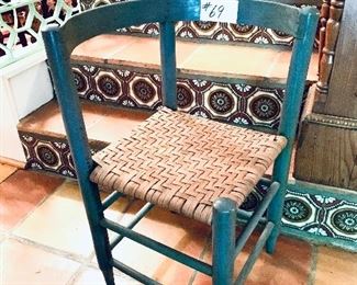 Split oak corner chair.  Great condition. 
18 w 27”t  seat height 15” t. $125