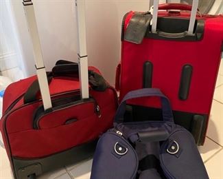 $46 Set of 3 luggages almost new (2 red pieces and one blue)
