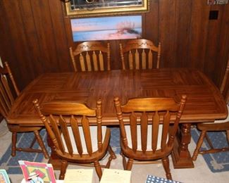 Broyhill dining room table and 6 chairs exc.