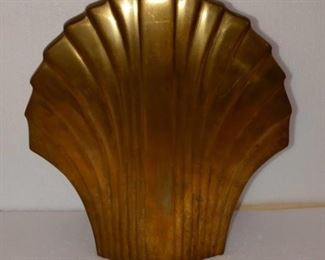 Lot Number:	62
Lead:	Vintage Brass Shell Vase
Description:	1983 Dara Industries; Made in Korea; 8.5" tall
