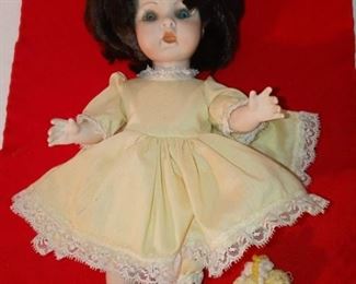 Lot Number:	87
Lead:	Porcelain Jointed Dolls
Description:	yellow dress; pale blue eyes; no brand 12"