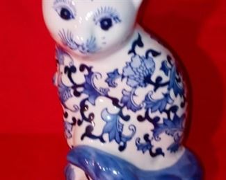 Lot Number:	197
Lead:	Porcelain Cat w/ Lotus Blue
Description:	10.5" tall
