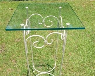 Lot Number:	239
Lead:	Tall Wrought Iron Fern Stand
Description:	with Plate Glass Top 36" tall; glass 18" square