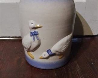 Lot Number:	265
Lead:	Vintage Goose Butter Churn w/ lid
Description:	14" tall by 8.5" diameter no wooden churn piece
