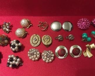 Lot Number:	266
Lead:	Vintage Clip On Earring Lot
Description:	14 pairs including 1 pair Sarah Conventry, 1 Trifari, 1 Japan, 1 Germany, and 1 Coro remaining pairs do not have markings

