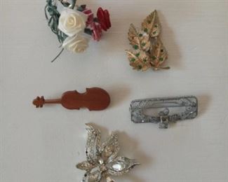 Lot Number:	283
Lead:	Lot of Brooches
Description:	Violin-wood 2" leaves- 2" rectangular- 2" leaves (tree) - 2.5"
