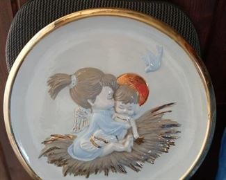 Lot Number:	289
Lead:	Vintage Wall Angel Decor
Description:	glazed & raised figures; 16" round plaster plate