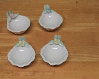 Lot Number:	303
Lead:	Trinket Dishes w/ Capodimonte Rose
Description:	4- about 2.75" 2 w/ yellow rose, 1 blue, 1 pink Taiwan Fine China