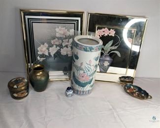 Asian Decoration
Enamelware set, large vase, pictures and urn. All in good condition need Cleaned