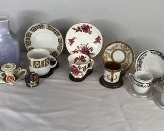 Miscellaneous Porcelain
Mini tea cups and saucers. Overall good condition.