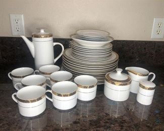 Sango Georgetown Gold Accented Glassware
Sango Georgetown Gold Accented Glassware. Including seven (7) tea cups, one (1) Tea pot, one (1) creamer, one (1) sugar dish, lots of plates and much more. Chips and cracks from high usage. Not a full set.