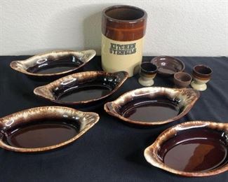 Pfaltzgraff Dishes and More
Five (5) Pfaltzgraff dishes, no noticeable damage- stamped 265. Three (3) Egg holders, one (1) utensil holder, and one (1) small dish.