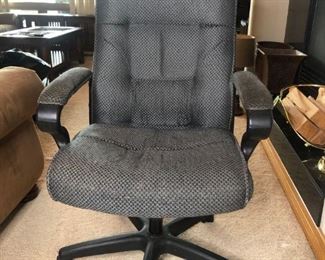 Fabric Office Chair
Tear on right arm pad, does have some pilling. Needs cleaning, but otherwise good condition. Measures 44"Hx26"Wx23"D